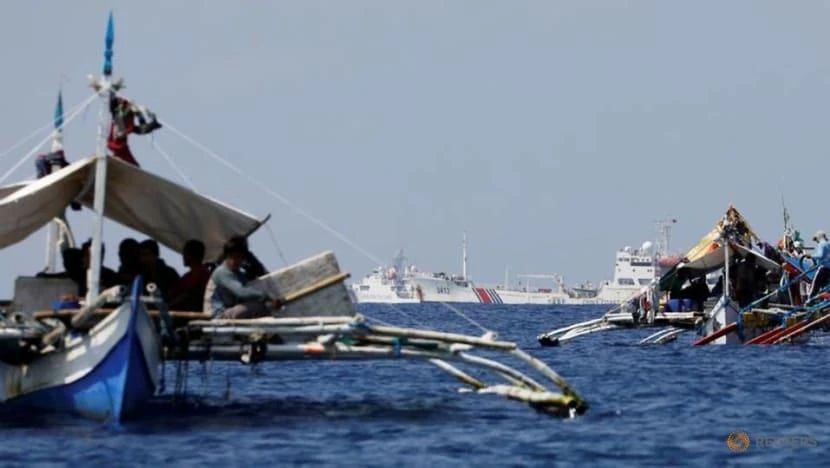Tàu tuần duyên Trung Quốc đi ngang qua các tàu đánh cá của Philippines tại bãi cạn Scarborough đang tranh chấp trên Biển Đông. Ảnh: REUTERS Tàu tuần duyên Trung Quốc đi ngang qua các tàu đánh cá của Philippines tại bãi cạn Scarborough đang tranh chấp trên Biển Đông. Ảnh: REUTERS
