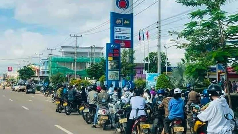 Người dân Lào xếp hàng dài chờ đổ xăng ở Vientiane. Ảnh: AFP Người dân Lào xếp hàng dài chờ đổ xăng ở Vientiane. Ảnh: AFP