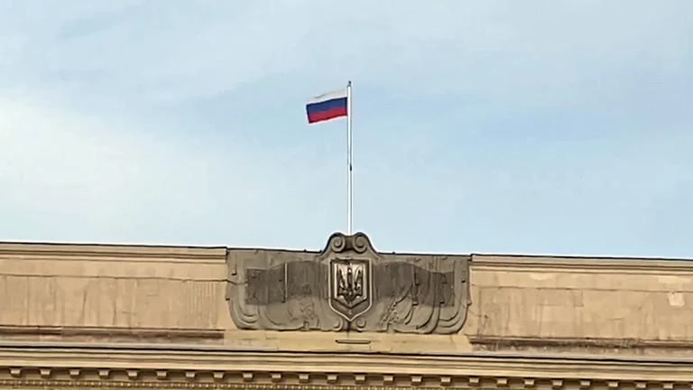 Quốc kỳ Nga được treo trên đỉnh một tòa nhà ở Kherson, Ukraine vào tháng 4. Ảnh: SPUTNIK Quốc kỳ Nga được treo trên đỉnh một tòa nhà ở Kherson, Ukraine vào tháng 4. Ảnh: SPUTNIK