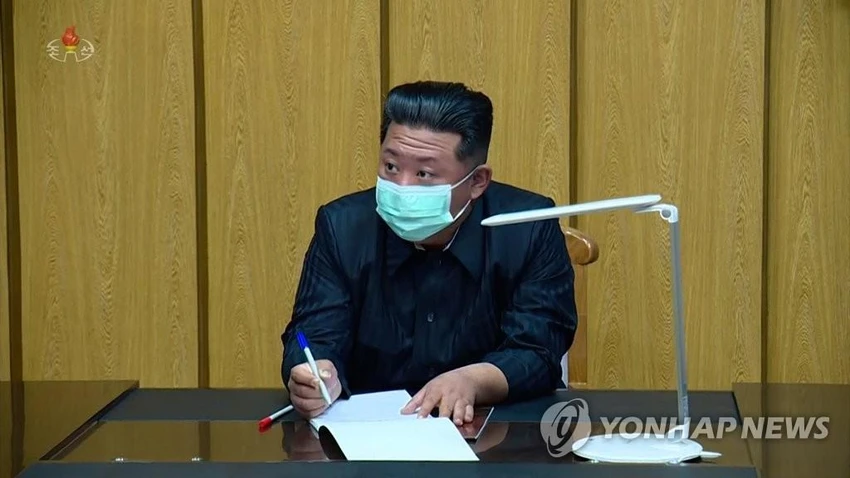 Nhà lãnh đạo Triều Tiên Kim Jong-un đeo khẩu trang trong cuộc họp với Bộ chỉ huy Phòng chống Dịch khẩn cấp ở Bình Nhưỡng vào ngày 12-5. Ảnh: YONHAP Nhà lãnh đạo Triều Tiên Kim Jong-un đeo khẩu trang trong cuộc họp với Bộ chỉ huy Phòng chống Dịch khẩn cấp ở Bình Nhưỡng vào ngày 12-5. Ảnh: YONHAP