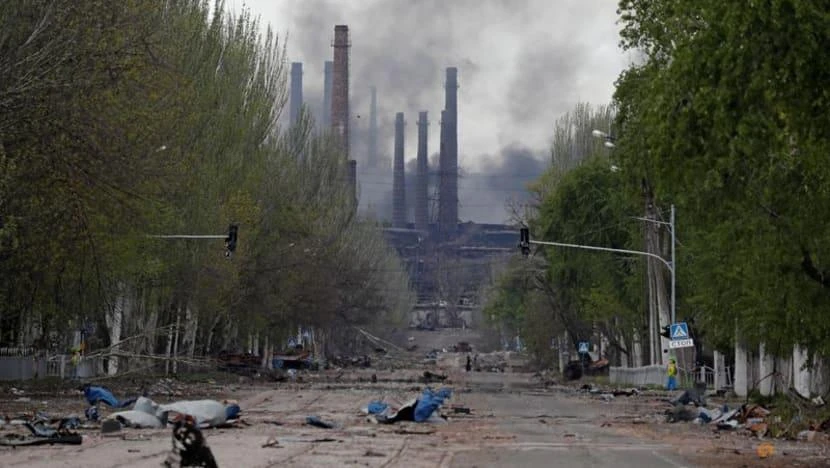 Khói bốc lên từ nhà máy thép Azovstal ở TP Mariupol, Ukraine, vào ngày 2-5. Ảnh: REUTERS Khói bốc lên từ nhà máy thép Azovstal ở TP Mariupol, Ukraine, vào ngày 2-5. Ảnh: REUTERS