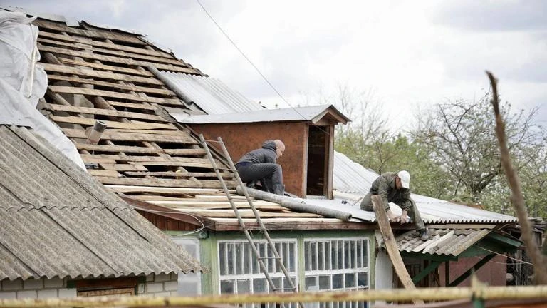 Người dân Ukraine đanh sửa chữa một ngôi nhà ở làng Solokhi (Nga) sau trận pháo kích từ phía biên giới Ukraine. Ảnh: TELEGRAM Người dân Ukraine đanh sửa chữa một ngôi nhà ở làng Solokhi (Nga) sau trận pháo kích từ phía biên giới Ukraine. Ảnh: TELEGRAM