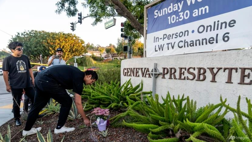 Người dân đặt hoa tưởng niệm bên ngoài nhà thờ Geneva Presbyte ở bang California (Mỹ) nơi xảy ra vụ xả súng khiến 1 người chết và 5 người bị thương. Ảnh AP Người dân đặt hoa tưởng niệm bên ngoài nhà thờ Geneva Presbyte ở bang California (Mỹ) nơi xảy ra vụ xả súng khiến 1 người chết và 5 người bị thương. Ảnh AP