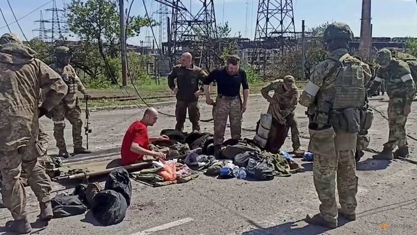 Binh sĩ Ukraine tại TP Mariupol đầu hàng trước lực lượng Nga sau nhiều tuần ẩn náu bên trong nhà máy thép Azovstal vào ngày 18-5. Ảnh: REUTERS Binh sĩ Ukraine tại TP Mariupol đầu hàng trước lực lượng Nga sau nhiều tuần ẩn náu bên trong nhà máy thép Azovstal vào ngày 18-5. Ảnh: REUTERS