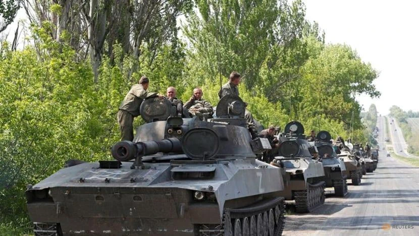 Quân đội Nga đi tuần tra bên ngoài khu vực Donetsk bằng xe bọc thép vào ngày 13-5. Ảnh: REUTERS Quân đội Nga đi tuần tra bên ngoài khu vực Donetsk bằng xe bọc thép vào ngày 13-5. Ảnh: REUTERS