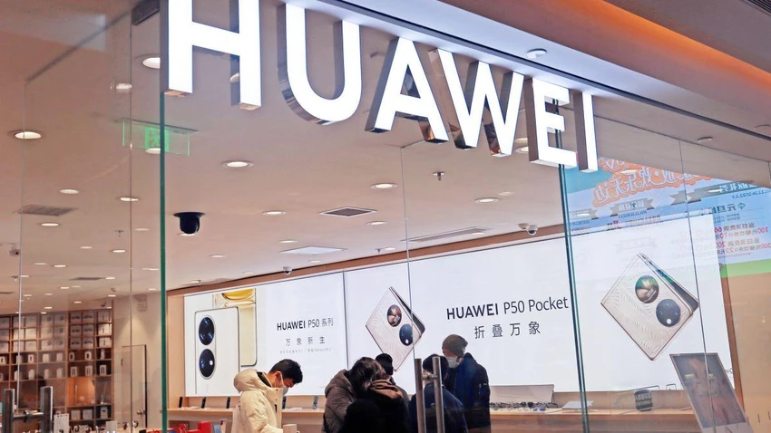 Khách hàng mua điện thoại di động tại một cửa hàng Huawei ở Thượng Hải, Trung Quốc, ngày 1-1. Ảnh: CNN Khách hàng mua điện thoại di động tại một cửa hàng Huawei ở Thượng Hải, Trung Quốc, ngày 1-1. Ảnh: CNN