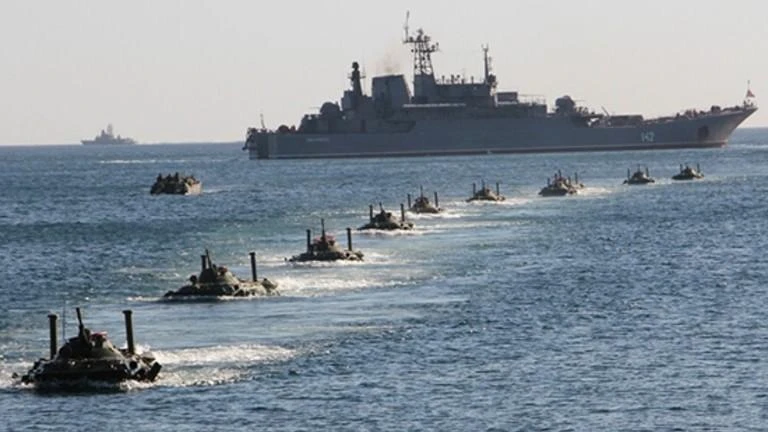 Hạm đội Biển Đen của Nga tham gia một cuộc tập trận ngoài khơi bờ biển Crimea, ngày 11-9-2012. Ảnh: RT
