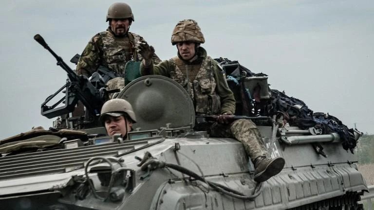 Binh sĩ Ukraine ngồi trên một chiếc xe bọc thép. Ảnh: AFP