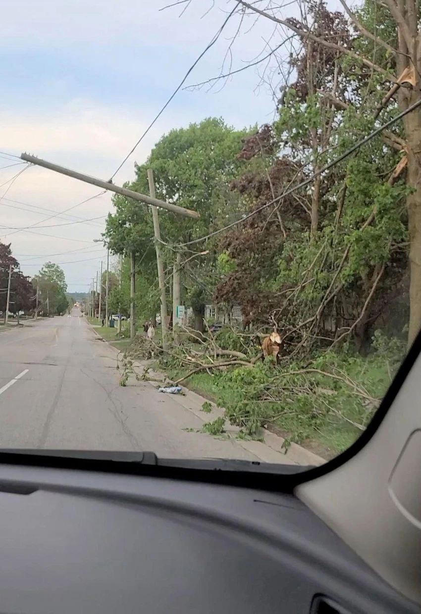 Nhiều cột điện và cây cối bị bật gốc sau cơn bão ở tỉnh Ontario, Canada vào ngày 21-5. Ảnh: REUTERS
