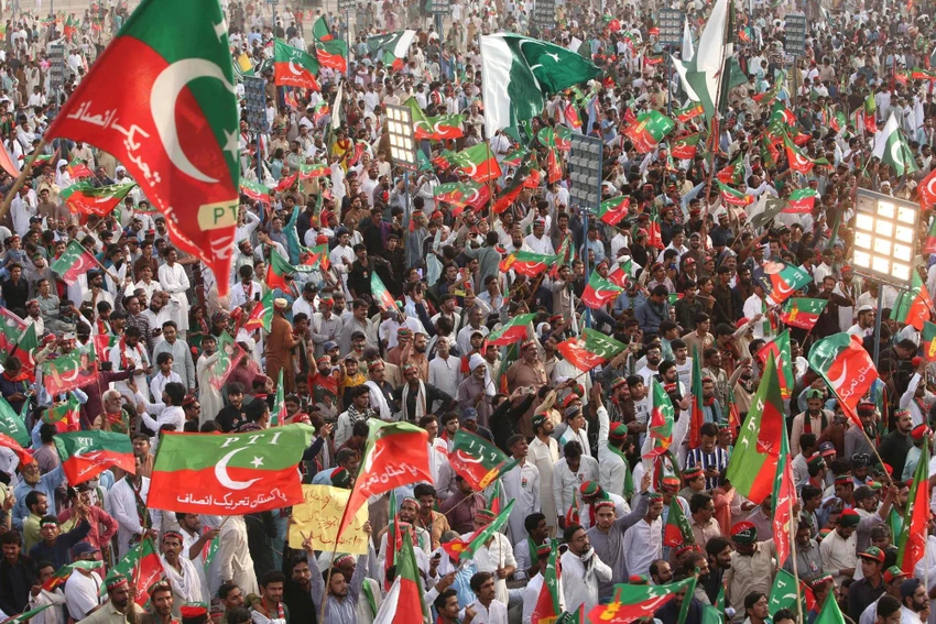 Những người ủng hộ cựu Thủ tướng Imran Khan xuống đường biểu tình kêu gọi chính phủ hiện tại từ chức. Ảnh: AFP Những người ủng hộ cựu Thủ tướng Imran Khan xuống đường biểu tình kêu gọi chính phủ hiện tại từ chức. Ảnh: AFP