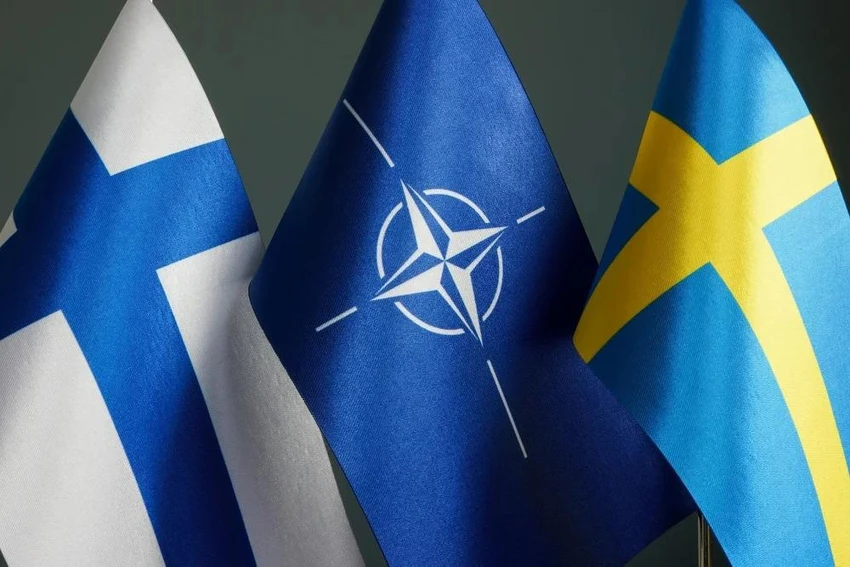 Quốc kỳ Phần Lan và Thụy Điển cùng cờ NATO. Ảnh: THE GUARDIAN Quốc kỳ Phần Lan và Thụy Điển cùng cờ NATO. Ảnh: THE GUARDIAN