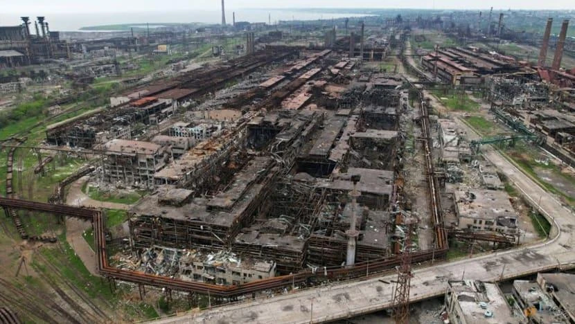 Khung cảnh bên ngoài nhà máy thép Azovstal bị phá hủy hoàn toàn ở TP Mariupol (Ukraine) vào ngày 22-5. Ảnh: REUTERS Khung cảnh bên ngoài nhà máy thép Azovstal bị phá hủy hoàn toàn ở TP Mariupol (Ukraine) vào ngày 22-5. Ảnh: REUTERS