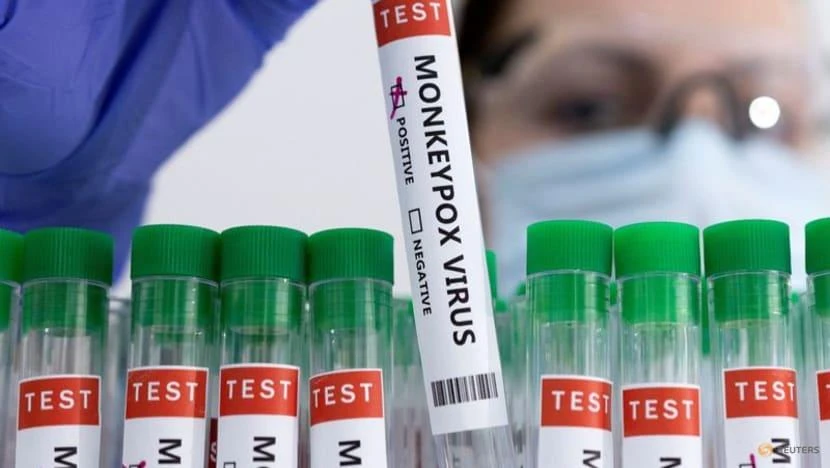 Các ống nghiệm có dán nhãn "dương tính với virus đậu mùa khỉ". Ảnh: REUTERS Các ống nghiệm có dán nhãn "dương tính với virus đậu mùa khỉ". Ảnh: REUTERS