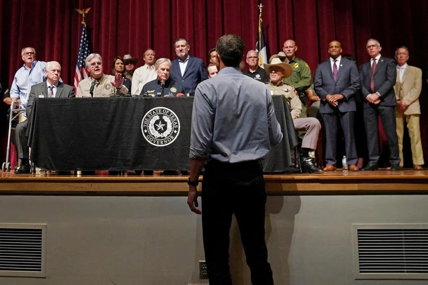 Ông O’Rourke cắt ngang buổi họp báo do Thống đốc Greg Abbott tổ chức một ngày sau vụ xả súng tại trường học khiến 21 người thiệt mạng. Ảnh: REUTERS Ông O’Rourke cắt ngang buổi họp báo do Thống đốc Greg Abbott tổ chức một ngày sau vụ xả súng tại trường học khiến 21 người thiệt mạng. Ảnh: REUTERS