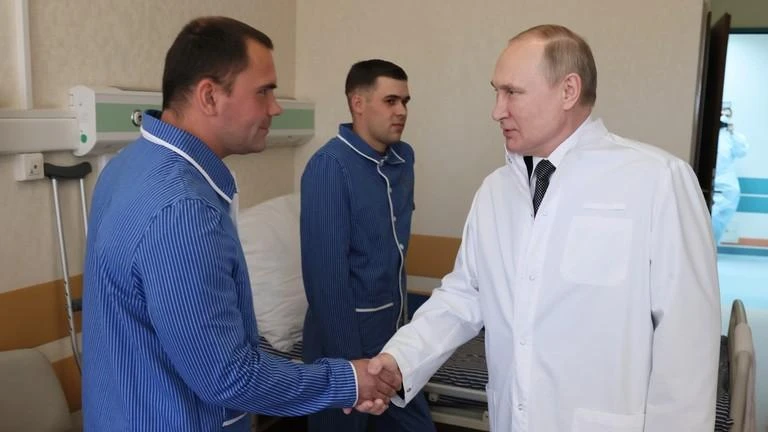 VIDEO: Ông Putin thăm binh sĩ bị thương trong xung đột với Ukraine ảnh 1 VIDEO: Ông Putin thăm binh sĩ bị thương trong xung đột với Ukraine ảnh 1