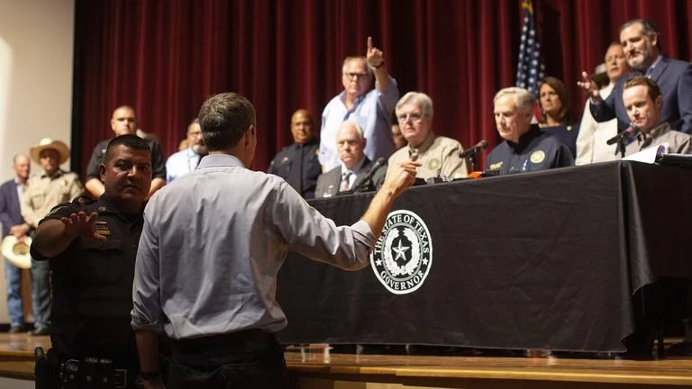 Ông O’Rourke cáo buộc các quan chức bang Texas không hành động gì để ngăn chặn vụ xả súng. Ảnh: AFP Ông O’Rourke cáo buộc các quan chức bang Texas không hành động gì để ngăn chặn vụ xả súng. Ảnh: AFP