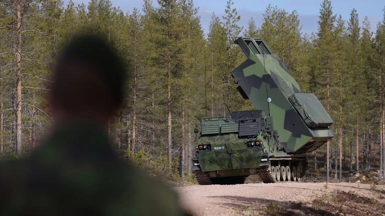 Một bệ phóng tên lửa hạng nặng M270 MLRS của Mỹ. Ảnh: RT