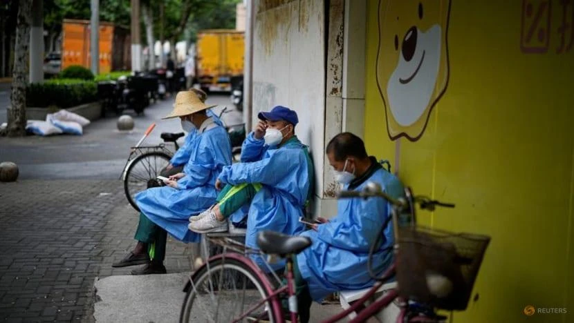 Công nhân mặc đồ bảo hộ nghỉ ngơi trên đường phố trong bối cảnh dịch bùng phát ở TP Thượng Hải, Trung Quốc, ngày 28-5. Ảnh: REUTERS Công nhân mặc đồ bảo hộ nghỉ ngơi trên đường phố trong bối cảnh dịch bùng phát ở TP Thượng Hải, Trung Quốc, ngày 28-5. Ảnh: REUTERS