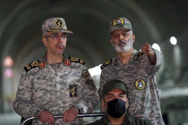Thiếu tướng Mohammad Bagheri, Tổng tham mưu trưởng lực lượng vũ trang Iran, và Thiếu tướng Abdolrahim Mousavi, tư lệnh lục quân, đang thị sát căn cứ UAV dưới lòng đất. Ảnh: TWITTER Thiếu tướng Mohammad Bagheri, Tổng tham mưu trưởng lực lượng vũ trang Iran, và Thiếu tướng Abdolrahim Mousavi, tư lệnh lục quân, đang thị sát căn cứ UAV dưới lòng đất. Ảnh: TWITTER