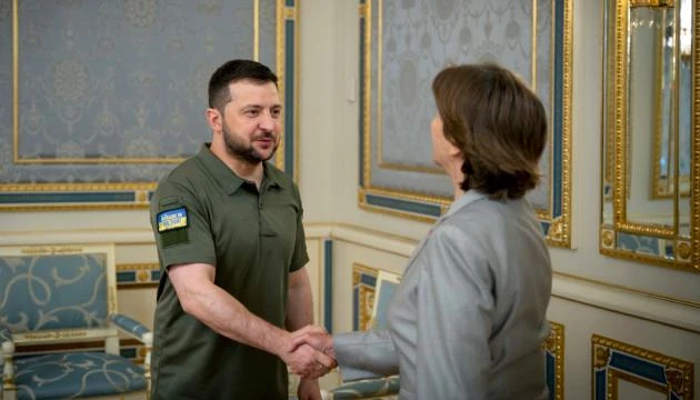 Tổng thống Ukraine Volodymyr Zelensky có cuộc gặp với Ngoại trưởng Pháp Catherine Colonna tại Kiev. Ảnh: UKRIFORM Tổng thống Ukraine Volodymyr Zelensky có cuộc gặp với Ngoại trưởng Pháp Catherine Colonna tại Kiev. Ảnh: UKRIFORM