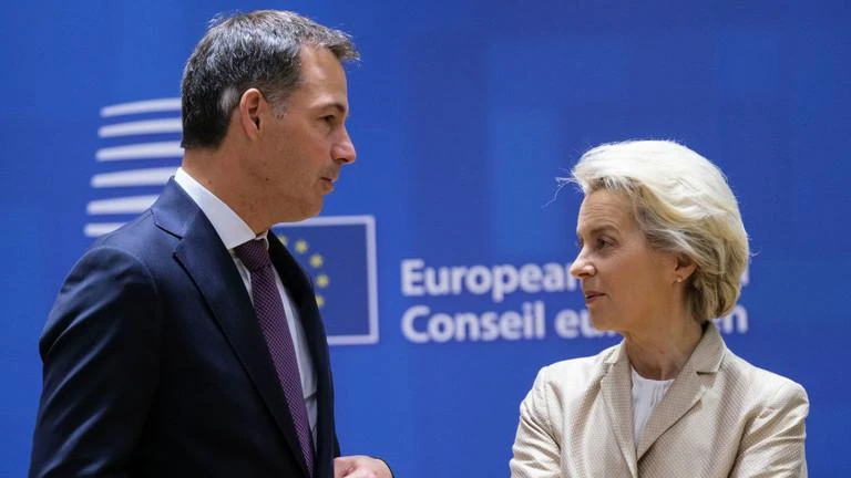 Thủ tướng Bỉ Alexander De Croo và Chủ tịch Ủy ban Châu Âu Ursula von der Leyen tại hội nghị thượng đỉnh EU ngày 31-5 tại Brussels, Bỉ. Ảnh: RT Thủ tướng Bỉ Alexander De Croo và Chủ tịch Ủy ban Châu Âu Ursula von der Leyen tại hội nghị thượng đỉnh EU ngày 31-5 tại Brussels, Bỉ. Ảnh: RT
