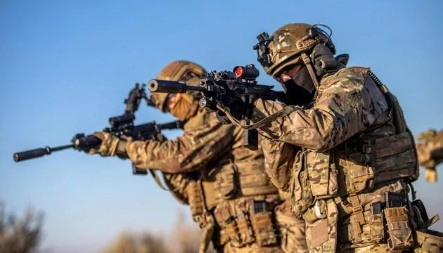 Lực lượng binh sĩ Ukraine đang ngắm mục tiêu. Ảnh: UKRINFORM Lực lượng binh sĩ Ukraine đang ngắm mục tiêu. Ảnh: UKRINFORM