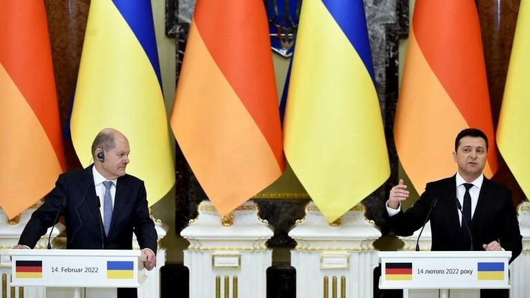 Tổng thống Ukraine Volodymyr Zelensky (phải) và Thủ tướng Đức Olaf Scholz (trái). Ảnh: AFP Tổng thống Ukraine Volodymyr Zelensky (phải) và Thủ tướng Đức Olaf Scholz (trái). Ảnh: AFP