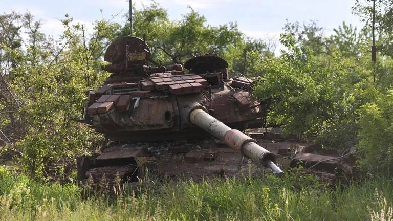 Một chiếc xe tăng của lực lượng vũ trang Ukraine bị Nga phá hủy ở vùng Donbass. Ảnh: SPUTNIK Một chiếc xe tăng của lực lượng vũ trang Ukraine bị Nga phá hủy ở vùng Donbass. Ảnh: SPUTNIK