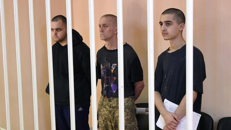 Hai công dân Anh là Aiden Aslin và Shaun Pinner cùng người đàn ông Maroc tên Saadun Ibrahim tham dự một phiên tòa ở Donetsk. Ảnh: SPUTNIK Hai công dân Anh là Aiden Aslin và Shaun Pinner cùng người đàn ông Maroc tên Saadun Ibrahim tham dự một phiên tòa ở Donetsk. Ảnh: SPUTNIK