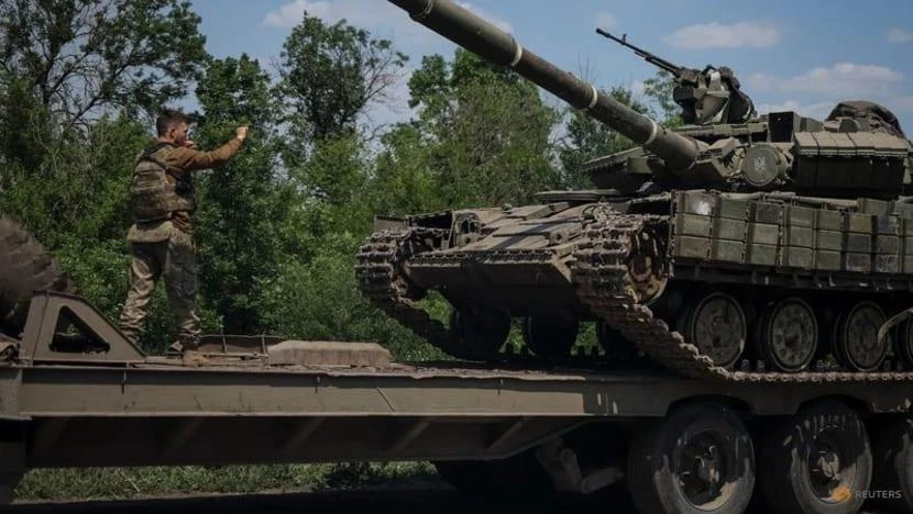 Một binh sĩ Ukraine đứng trên một chiếc xe tăng ở vùng Donetsk, vào ngày 8-6. Ảnh: REUTERS Một binh sĩ Ukraine đứng trên một chiếc xe tăng ở vùng Donetsk, vào ngày 8-6. Ảnh: REUTERS