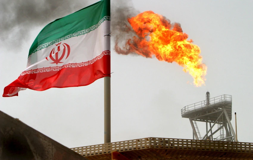 Quốc kỳ Iran tại mỏ dầu Soroush, Vịnh Ba Tư. Ảnh: REUTERS