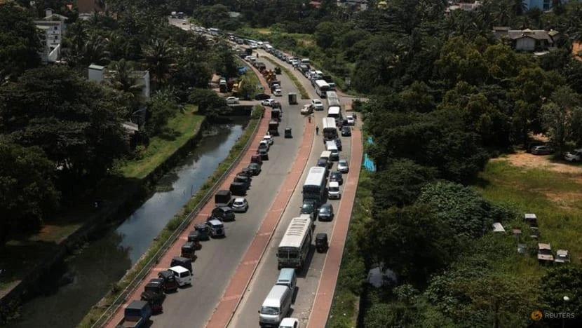 Hàng trăm chiếc xe xếp hàng dài chờ để được mua nhiên liệu ở Colombo, Sri Lanka, ngày 8-6. Ảnh: REUTERS Hàng trăm chiếc xe xếp hàng dài chờ để được mua nhiên liệu ở Colombo, Sri Lanka, ngày 8-6. Ảnh: REUTERS