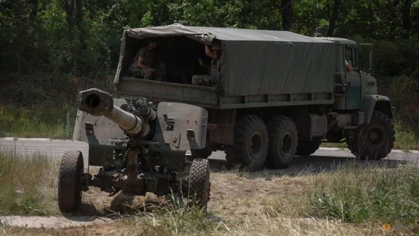 Một phương tiện quân sự của lực lượng vũ trang Ukraine được nhìn thấy gần thị trấn Bakhmut, vùng Donetsk vào ngày 12-6. Ảnh: REUTERS Một phương tiện quân sự của lực lượng vũ trang Ukraine được nhìn thấy gần thị trấn Bakhmut, vùng Donetsk vào ngày 12-6. Ảnh: REUTERS