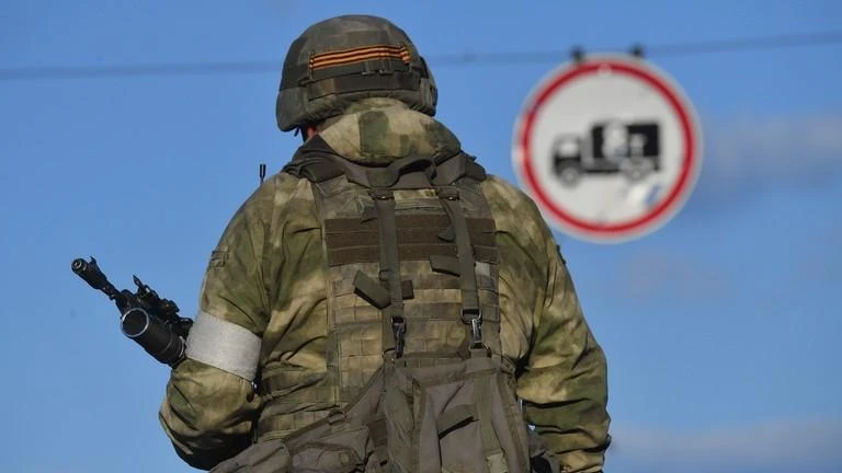 Binh sĩ Nga đứng canh gác tại vùng Donbass. Ảnh: TASS Binh sĩ Nga đứng canh gác tại vùng Donbass. Ảnh: TASS
