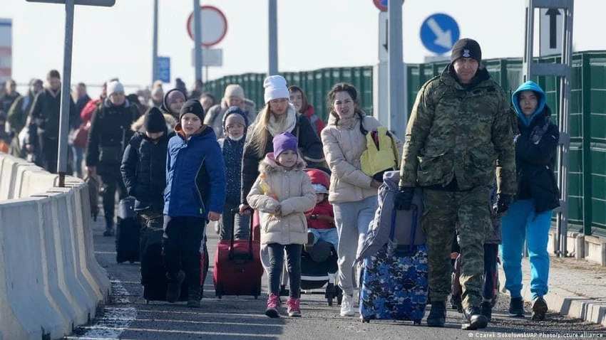 Dòng người tị nạn Ukraine rời khỏi đất nước để tránh các cuộc tấn công của Nga. Ảnh: WIKIPEDIA Dòng người tị nạn Ukraine rời khỏi đất nước để tránh các cuộc tấn công của Nga. Ảnh: WIKIPEDIA