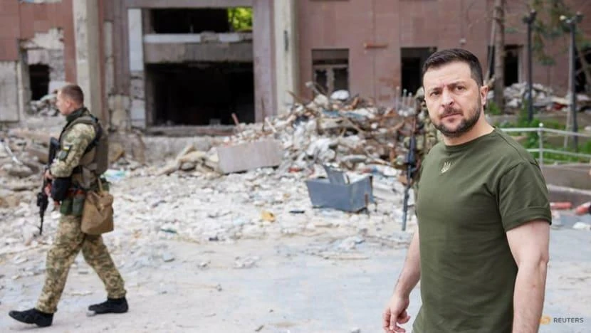 Tổng thống Ukraine Volodymyr Zelensky đến thăm các binh sĩ tuyến đầu tại TP Mykolaiv. Ảnh: REUTERS