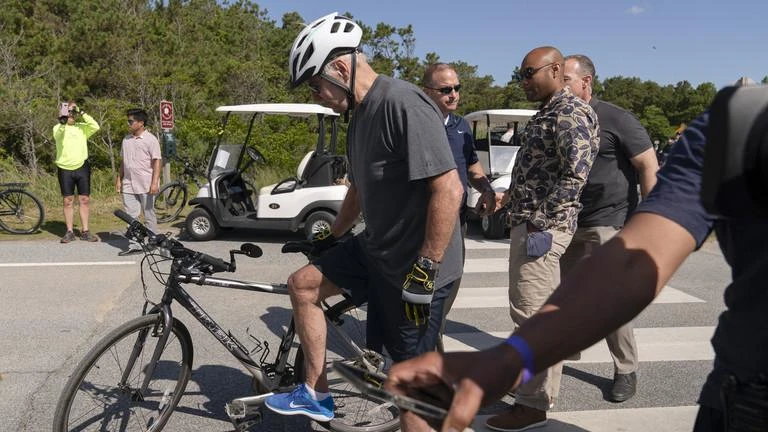 Tổng thống Joe Biden đạp xe đi dạo với Đệ nhất phu nhân Jill Biden trong một công viên ở TP Rehoboth, thuộc bang Delaware, Mỹ, vào ngày 18-6. Ảnh: RT
