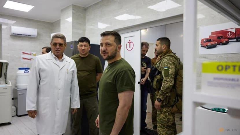 Tổng thống Ukraine Volodymyr Zelensky đến thăm các binh sĩ tuyến đầu tại TP Mykolaiv. Ảnh: REUTERS