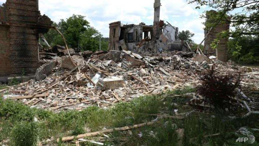 Một ngôi trường bị phá hủy hoàn toàn ở làng Bilogorivka, tỉnh Luhansk, sau các cuộc giao tranh giữa Nga và Ukraine vào ngày 17-6. Ảnh: AFP
