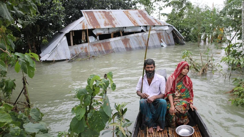 Hai vợ chồng ngồi trên một chiếc thuyền sau khi trận lũ quét phá hủy ngôi nhà của họ ở TP Sylhet, Bangladesh, ngày 19-6. Ảnh: CNN Hai vợ chồng ngồi trên một chiếc thuyền sau khi trận lũ quét phá hủy ngôi nhà của họ ở TP Sylhet, Bangladesh, ngày 19-6. Ảnh: CNN