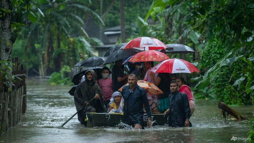 Binh sĩ Binh sĩ sơ tán dân làng bằng một chiếc thuyền ở làng Jalimura, phía tây TP Gauhati, bang Assam (Ấn Độ), ngày 18-6. Ảnh: AP