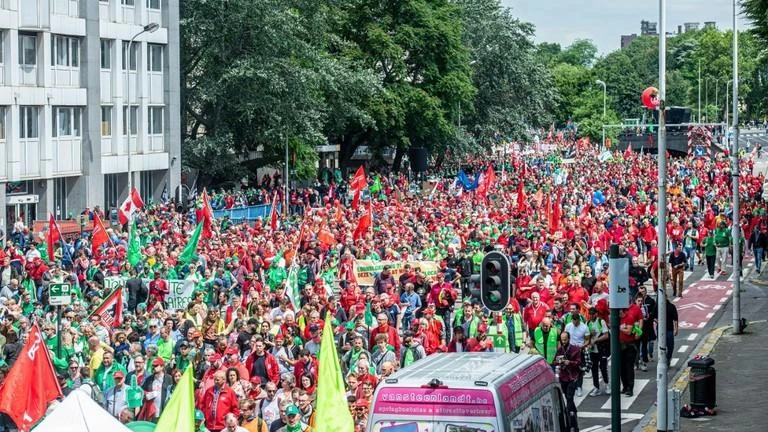 Người biểu tình tuần hành dọc các tuyến đường ở Brussels, Bỉ, ngày 20-6. Ảnh: AFP Người biểu tình tuần hành dọc các tuyến đường ở Brussels, Bỉ, ngày 20-6. Ảnh: AFP