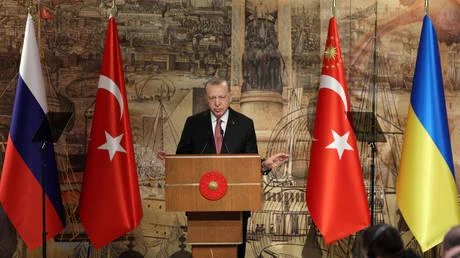 Tổng thống Thổ Nhĩ Kỳ - ông Recep Tayyip Erdogan phát biểu trước cuộc đàm phán hòa bình giữa phái đoàn Nga và Ukraine tại Istanbul, ngày 29-3. Ảnh: RT Tổng thống Thổ Nhĩ Kỳ - ông Recep Tayyip Erdogan phát biểu trước cuộc đàm phán hòa bình giữa phái đoàn Nga và Ukraine tại Istanbul, ngày 29-3. Ảnh: RT