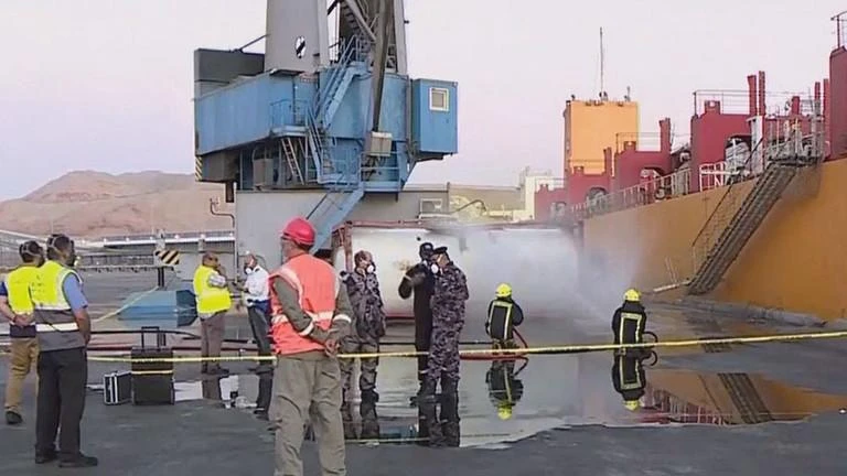 Các đội chuyên trách có mặt tại hiện trường để xử lý vụ rò rỉ khí độc ở cảng Aqaba, Jordan. Ảnh: AFP Các đội chuyên trách có mặt tại hiện trường để xử lý vụ rò rỉ khí độc ở cảng Aqaba, Jordan. Ảnh: AFP