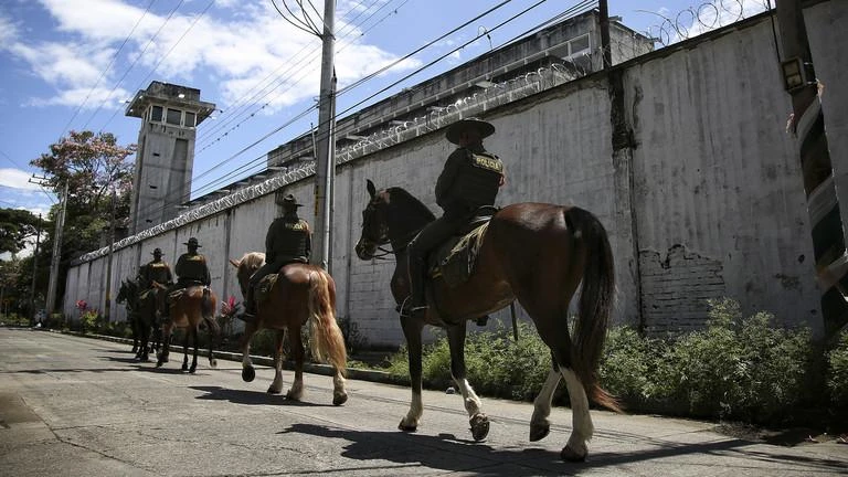 Cảnh sát tuần tra bên ngoài nhà tù nơi xảy ra vụ hỏa hoạn chết người ở Tulua, Colombia, ngày 28-6. Ảnh: AP Cảnh sát tuần tra bên ngoài nhà tù nơi xảy ra vụ hỏa hoạn chết người ở Tulua, Colombia, ngày 28-6. Ảnh: AP