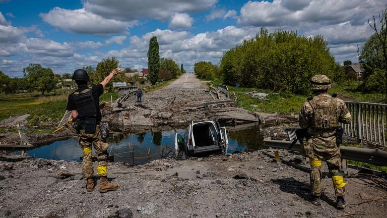 Các binh sĩ thuộc đơn vị Kraken đứng canh gác gần làng Rus'ka Lozova, phía bắc tỉnh Kharson, Ukraine. Ảnh: AFP Các binh sĩ thuộc đơn vị Kraken đứng canh gác gần làng Rus'ka Lozova, phía bắc tỉnh Kharson, Ukraine. Ảnh: AFP