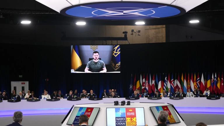 Tổng thống Ukraine Volodymyr Zelensky phát biểu trong Hội nghị thượng đỉnh NATO ở Madrid, Tây Ban Nha vào ngày 29-6. Ảnh: AP Tổng thống Ukraine Volodymyr Zelensky phát biểu trong Hội nghị thượng đỉnh NATO ở Madrid, Tây Ban Nha vào ngày 29-6. Ảnh: AP