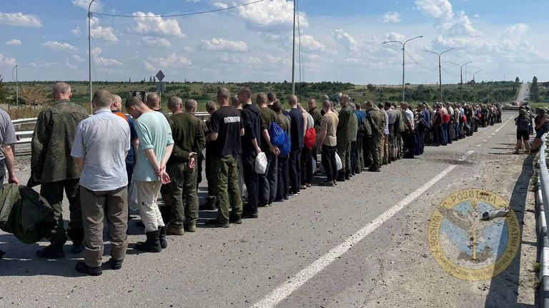 Nga và Ukraine trao đổi tù nhân. Ảnh: RT Nga và Ukraine trao đổi tù nhân. Ảnh: RT