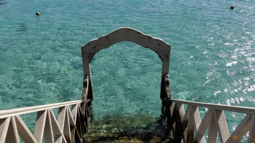 Khách du lịch lặn gần bãi biển thuộc khu nghỉ mát ở vịnh Sahl Hasheesh, TP Hurghada (Ai Cập), ngày 8-1-2020. Ảnh: REUTERS
