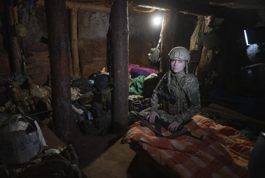 Một nữ binh sĩ Ukraine nghỉ ngơi trong chiến hào ở tỉnh Donetsk, Ukraine, ngày 2-7. Ảnh AP Một nữ binh sĩ Ukraine nghỉ ngơi trong chiến hào ở tỉnh Donetsk, Ukraine, ngày 2-7. Ảnh AP